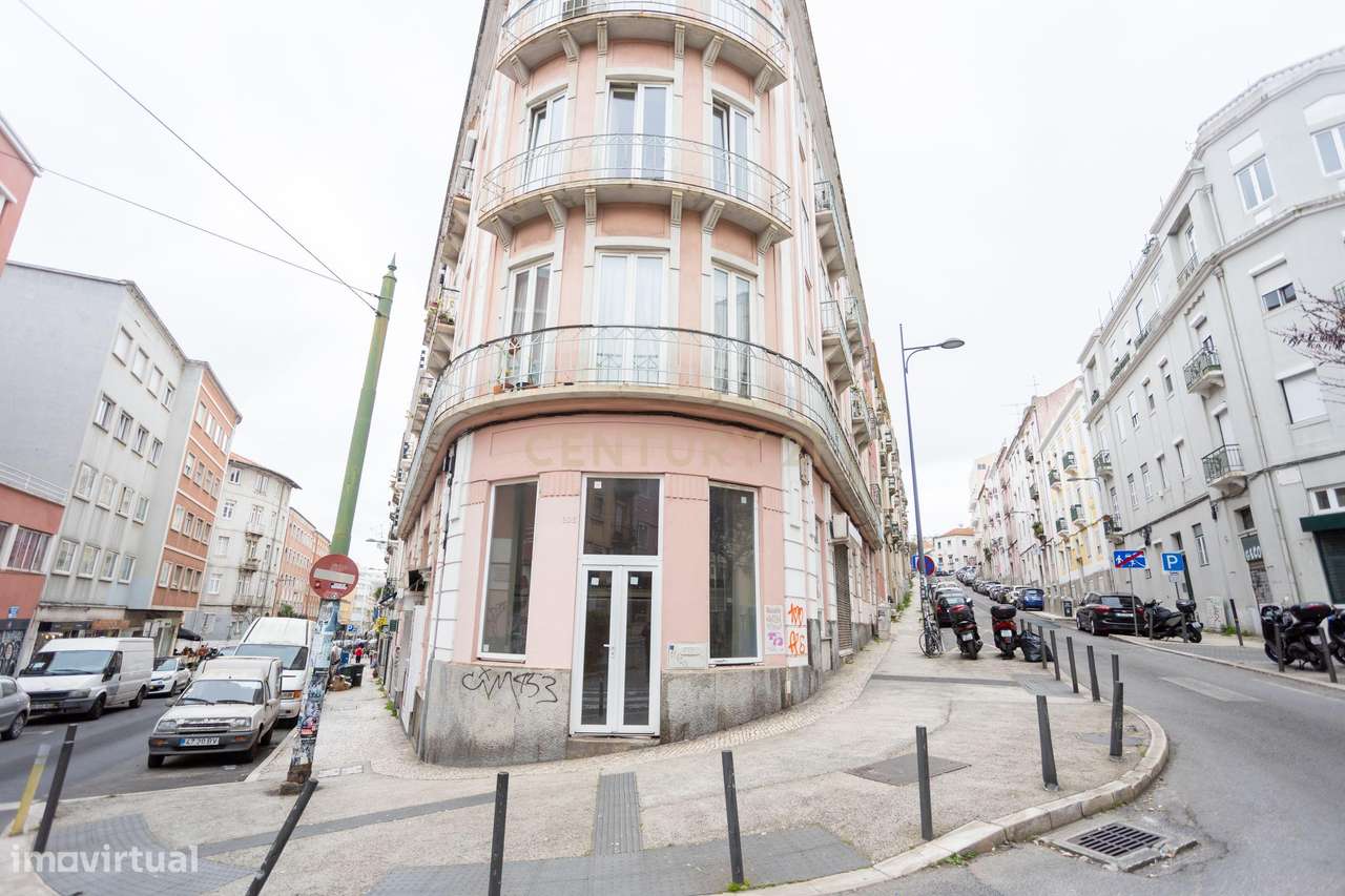 Charme e Visibilidade na Icónica Loja Cor-de-Rosa de Esquina-1