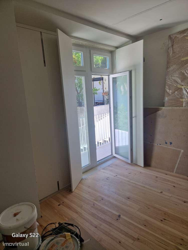 T2 no 3º Andar com 3 Jardins, Elevador, Coz.Equipada Lx-28