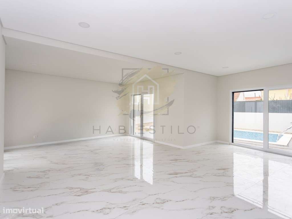 Moradia V4 nova com piscina-12