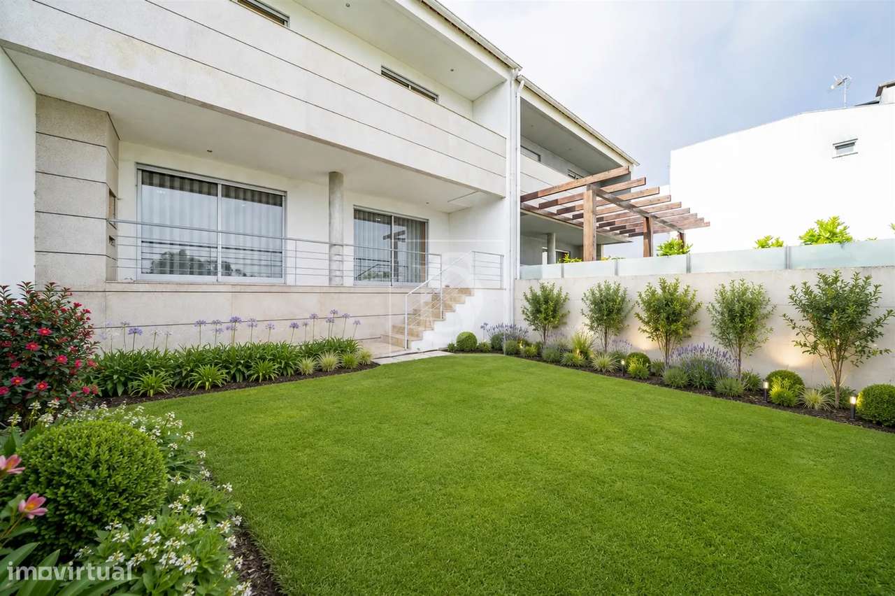 Moradia T4 com 2 Suites em Gamil – Barcelos-9