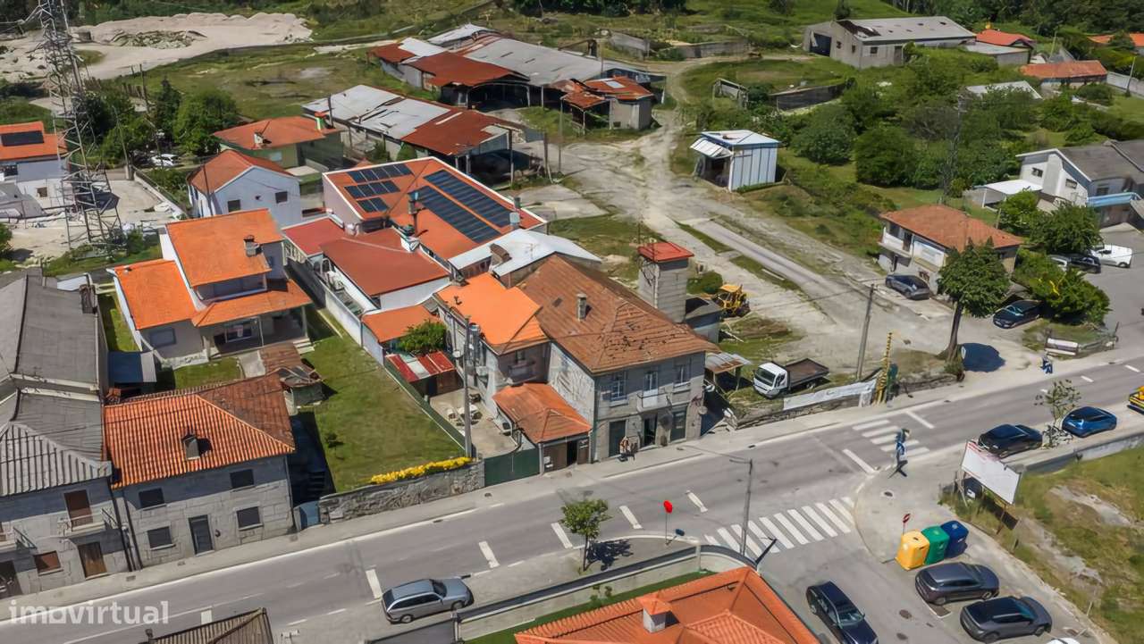 Moradia T3 , com comercio no Res do Chão, em Fafe-35