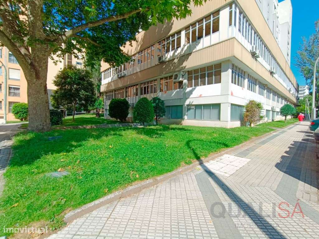 Loja com 581m2 com várias salas, copa e casas de banho com balneári... - Grande imagem: 2/37