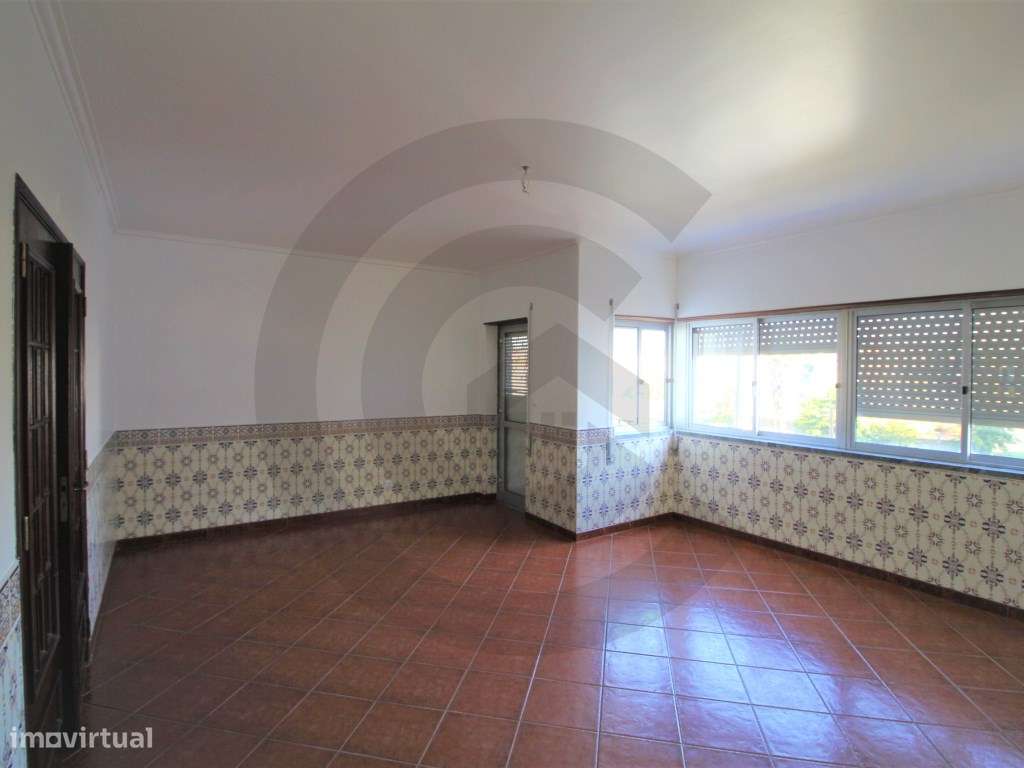 Vende-se Apartamento T3 com Boas Áreas - Alto do Bexiga - Grande imagem: 2/4