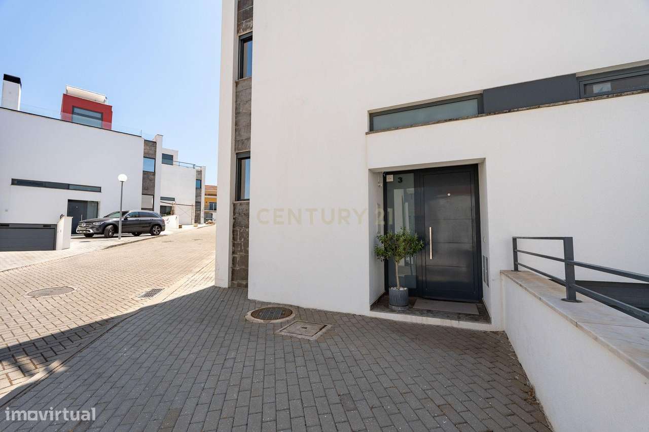 ** Moderna Moradia T4 c/ piscina e rooftop no condomínio privado "Vill-8