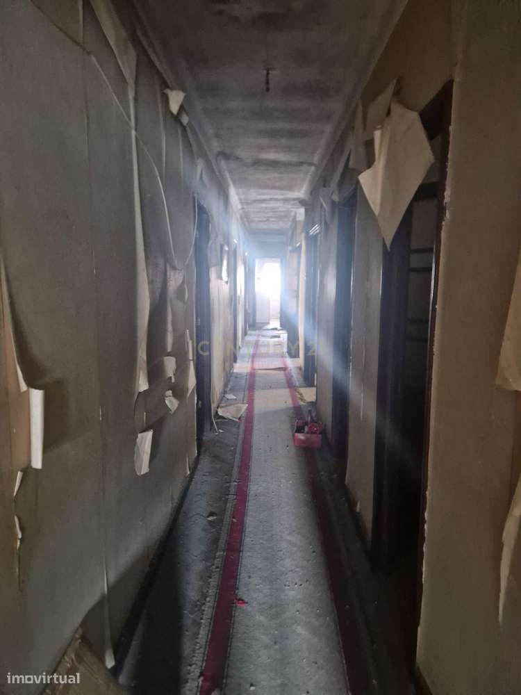 Apartamento 154m2 para remodelação total na Rua Santa Catarina - Porto-5