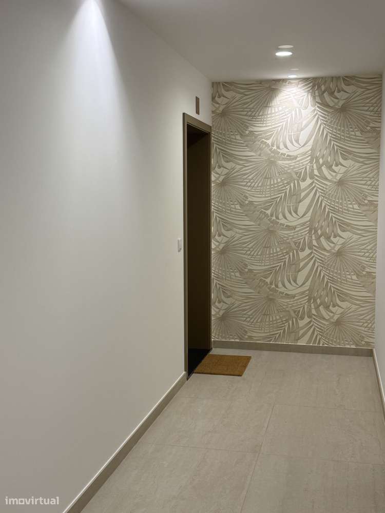 Apartamento T1 moderno com varanda no Funchal - Grande imagem: 2/15