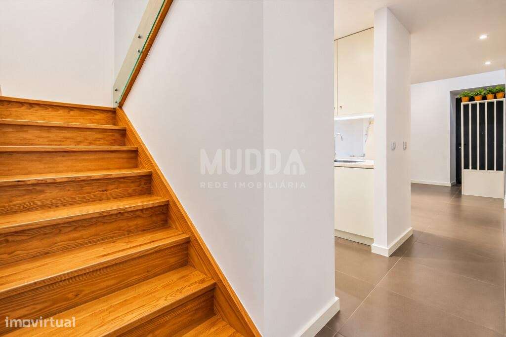 Moradia totalmente remodelada em 2025 — charme, modernidade e um jardi-11