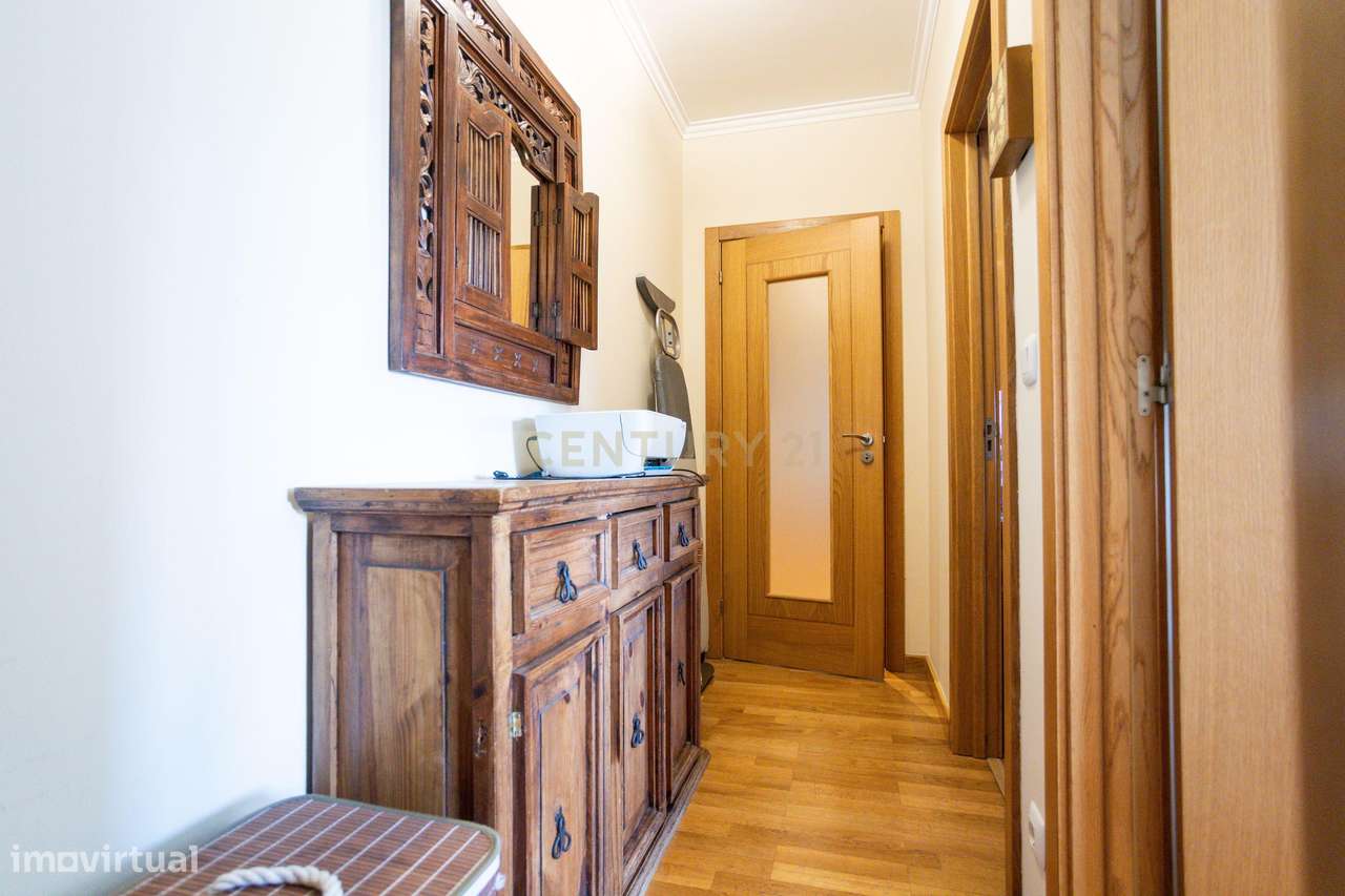 Apartamento T2 na Ribeirada com Garagem e Arrecadação-8