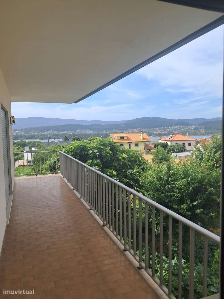 Moradia T3 com logradouro e vista rio-Caminha-7