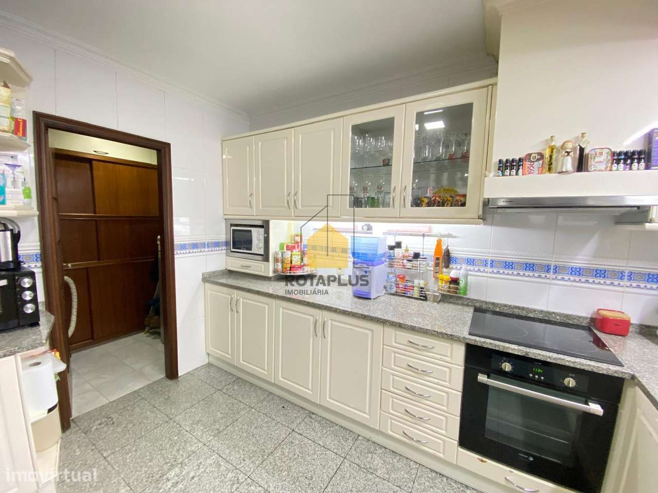 Moradia T4, Salão de Convívio e Excelente Localização-10