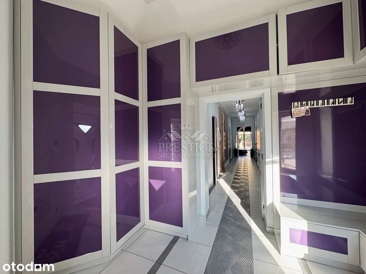 Dwa domy, siedlisko ze stawem i halą, wśród lasu-19