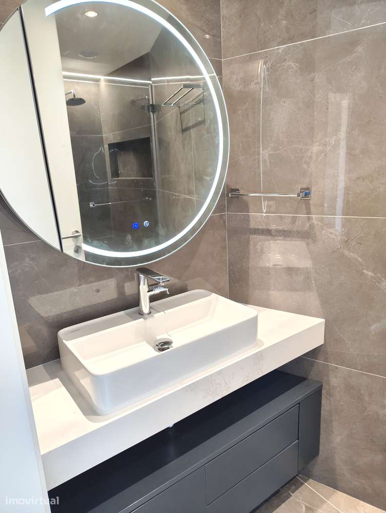 Moradia T4 com piscina e jardim em Canidelo-16