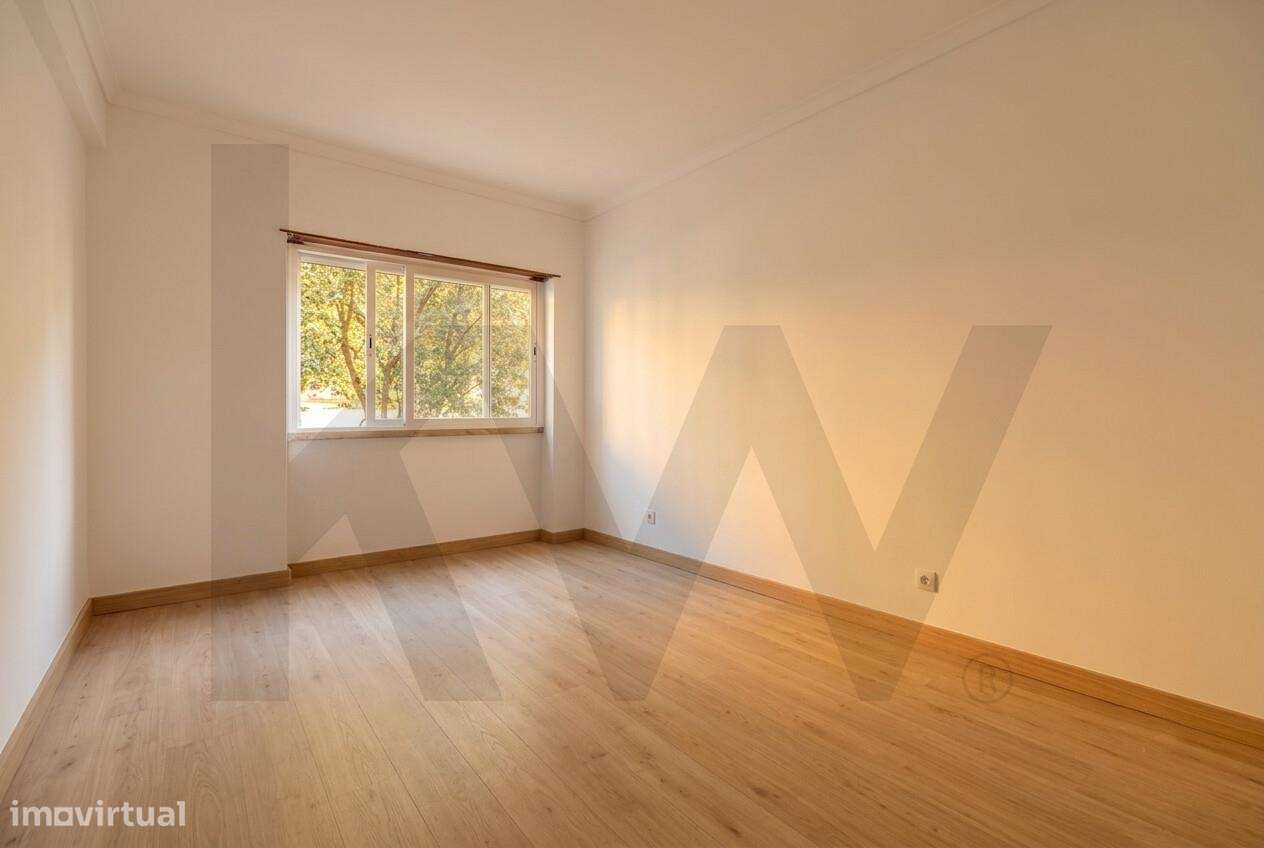 Apartamento T2 Totalmente Remodelado no centro de Monte Abraão – Confo-11