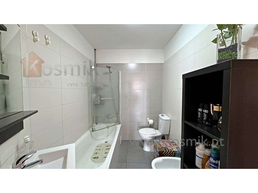 T2 Condomínio fechado . 2xGaragem - Varanda - Vistas - Cozinha equi...-7