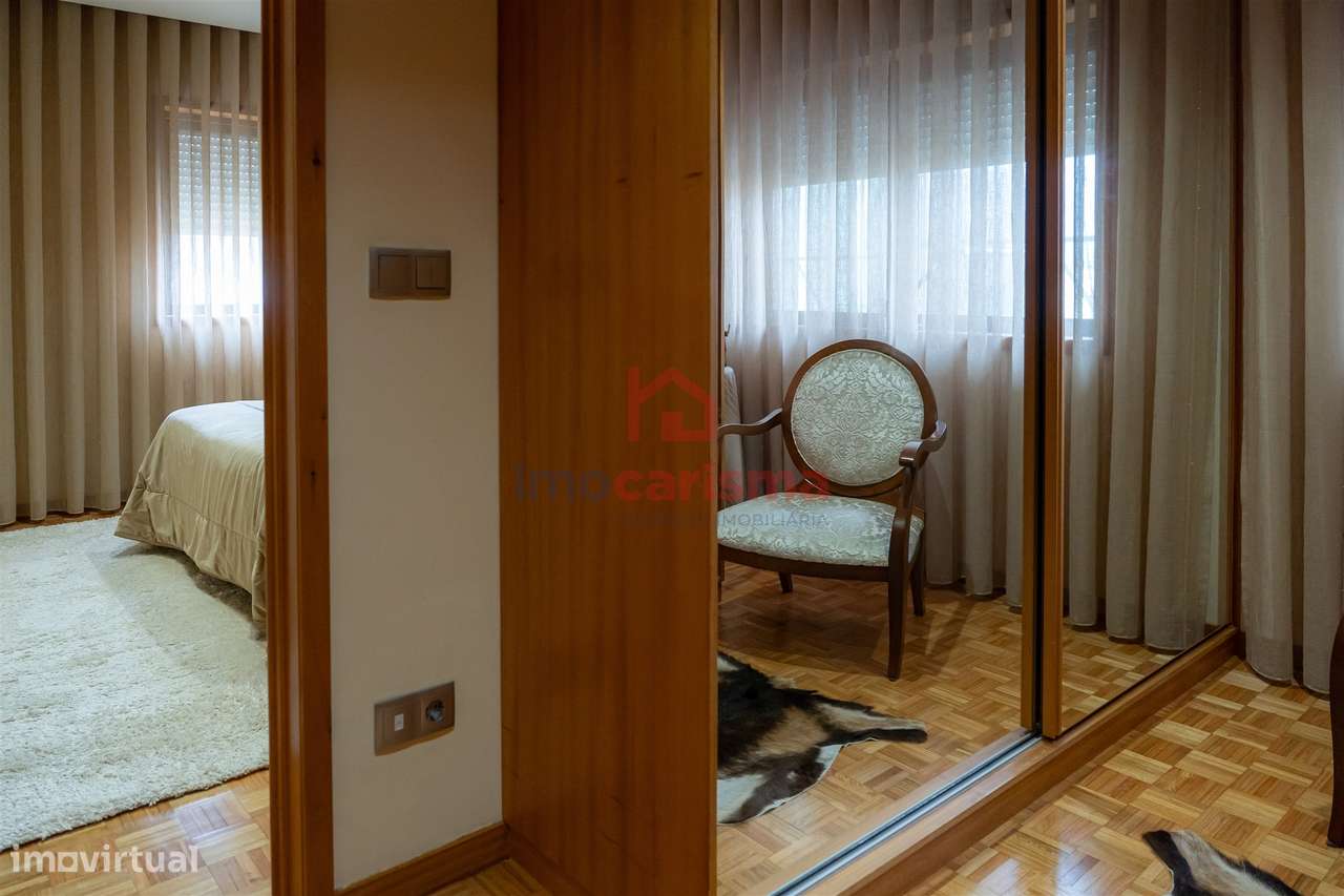 Apartamento T4 transformado em T3 no centro de Vila das Aves, Santo Ti-31