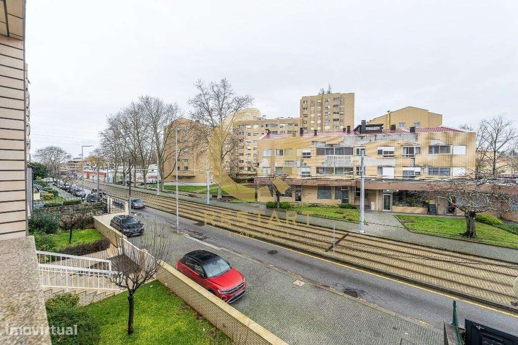 Apartamento T3 com excelente exposição solar, box fechada e junto ao m-41