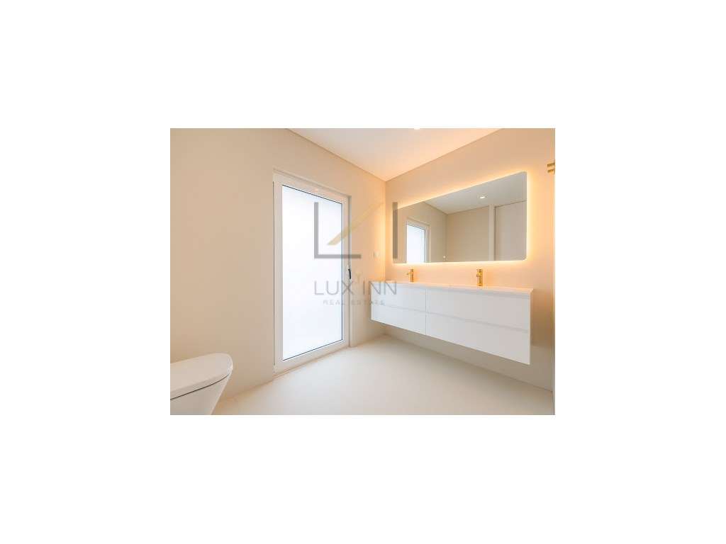 Moradia de Luxo T4 , São Pedro Do Estoril, com Piscina e Garagem-31