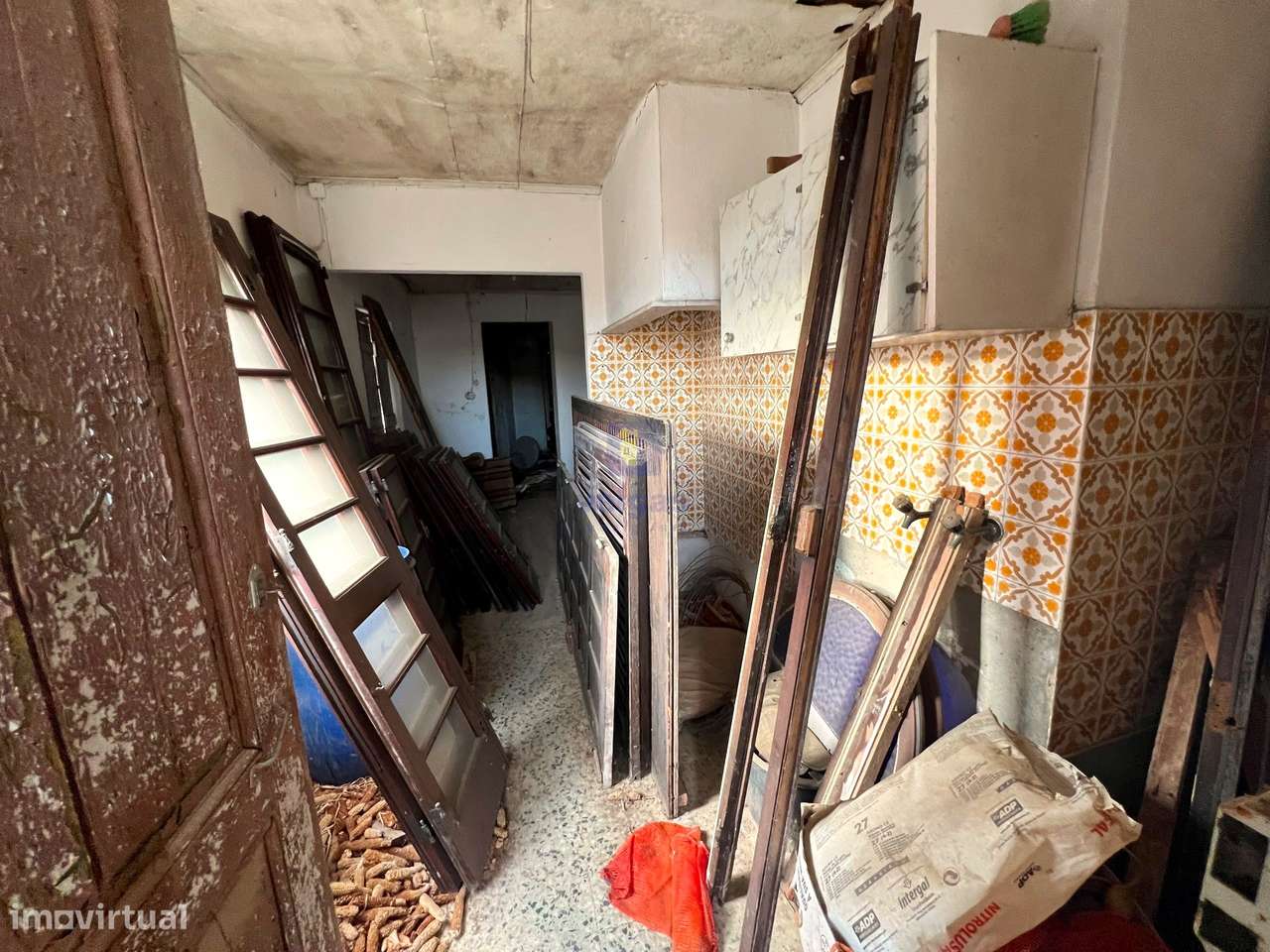 Baixa de Preço !!!! Villa para Recuperação na Labrujeira - Ventosa - A-10