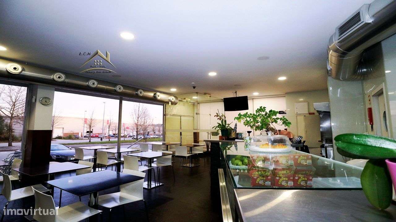 Restaurante "Castelo da Maia" Localizado em Zona Industrial,-11