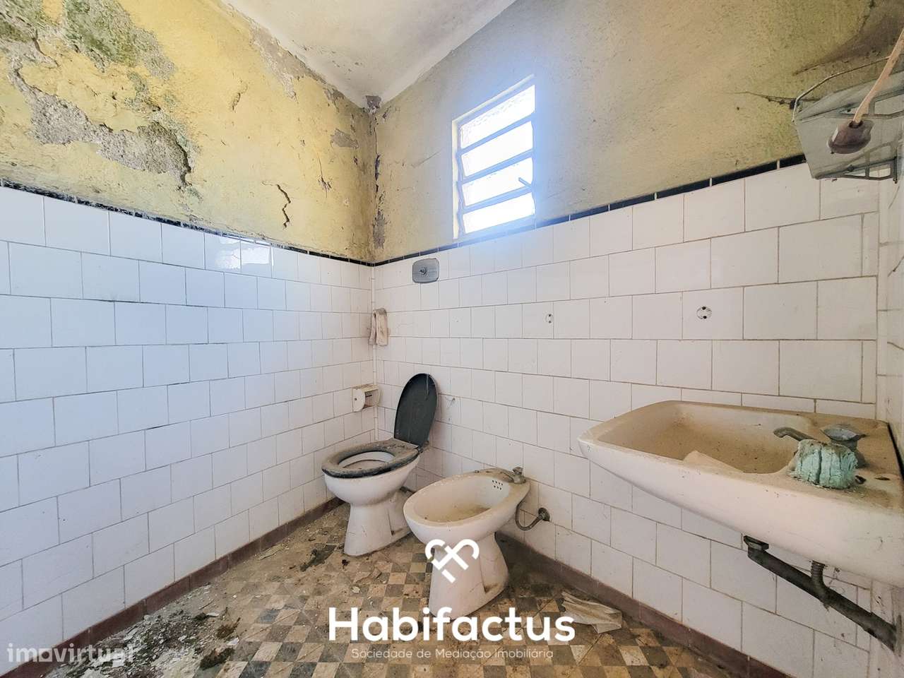 Moradia Isolada T3, para reconstrução com terraço e terreno de 1.828 m-15