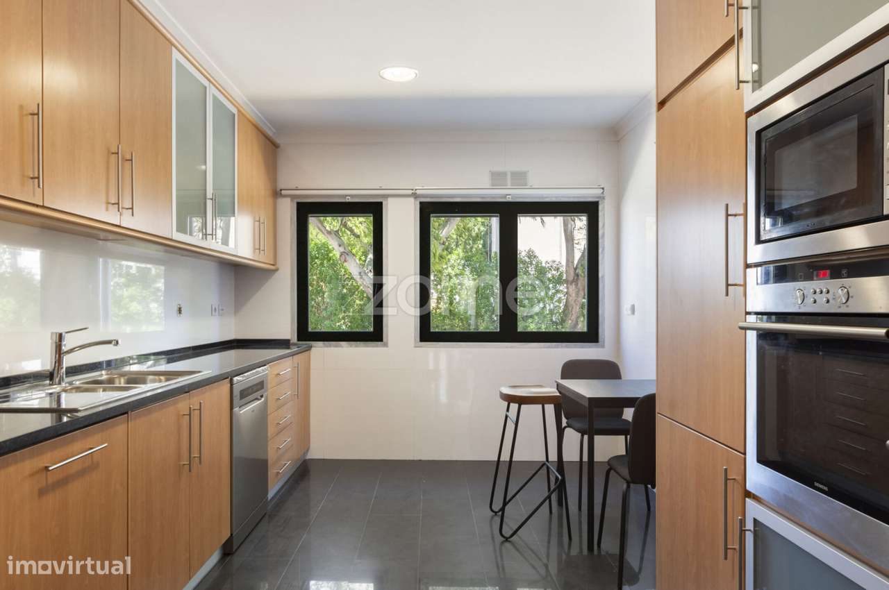 Apartamento T3 com varanda e garagem no L Towers, em Paço de Arcos - Grande imagem: 3/19