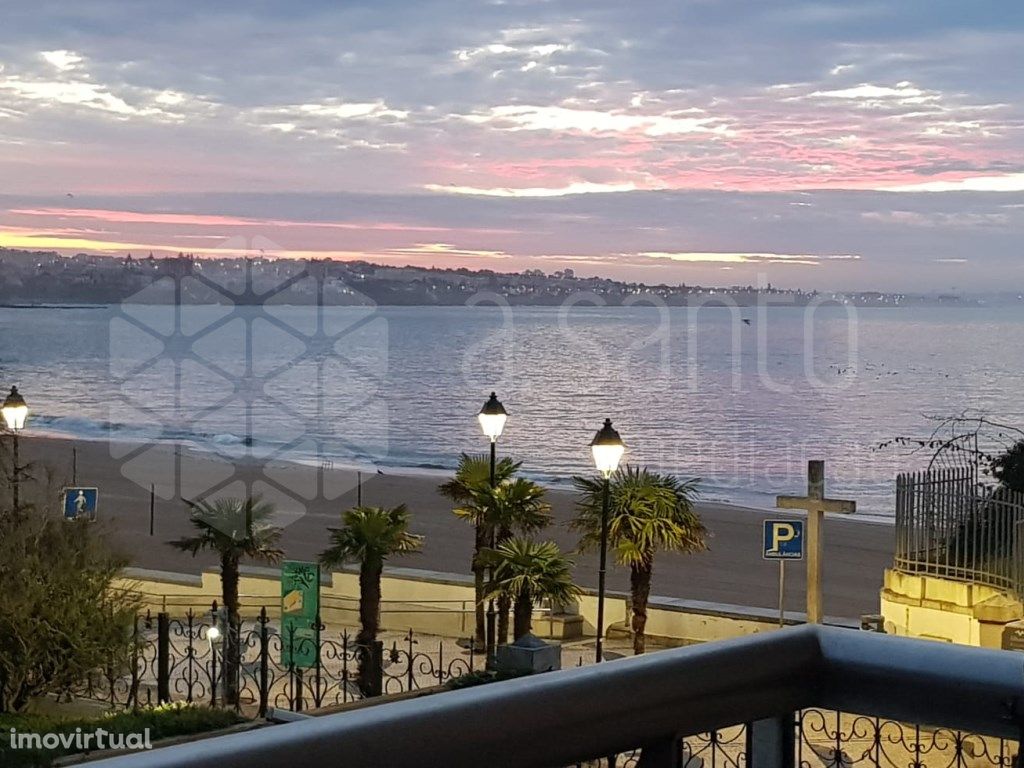 Apartamento junto na praia, no centro de Cascais, com uma...