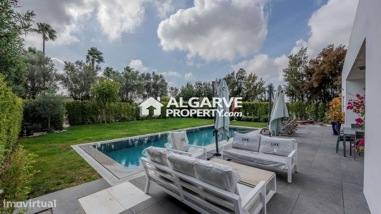 Moderna Moradia T4 com Piscina e Jardim em Almancil-5