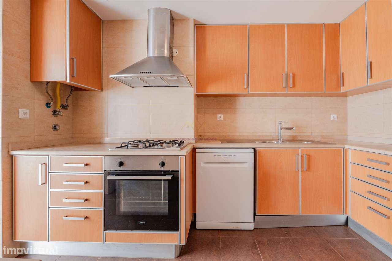 Elegância na Lapa: T2+2 com Alma e Vista Desafogada-6