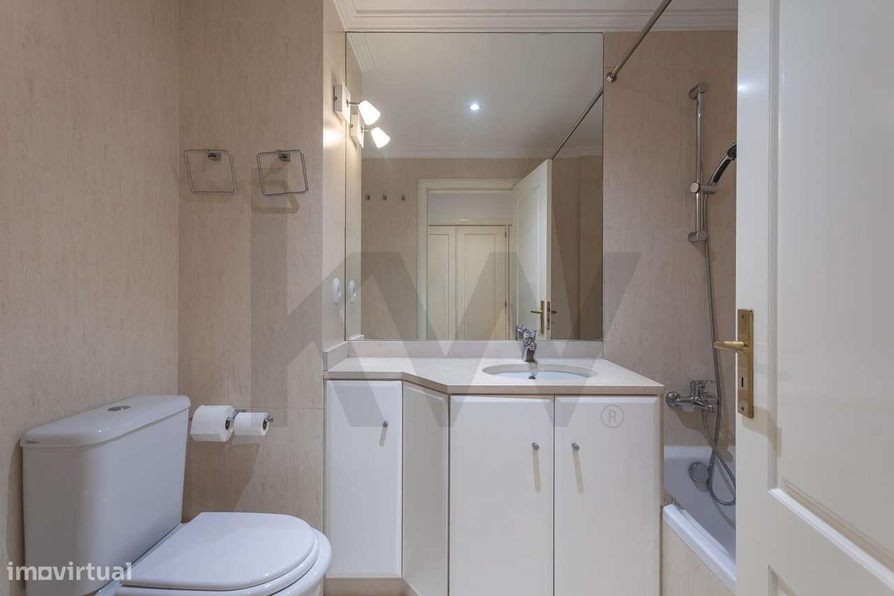 Praça de Espanha | T1 c/ estacionamento e varanda em Edf. de prestígio-14