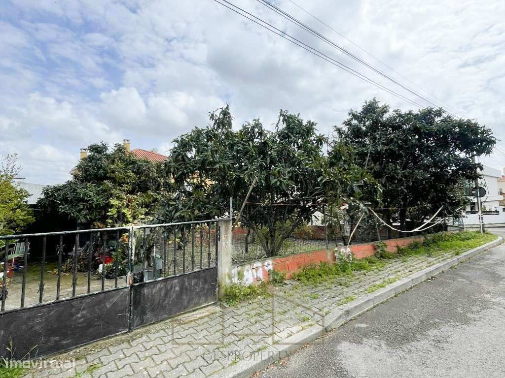 Garagem em Terreno de gaveto com 359m2, nos Foros de Amora - Grande imagem: 5/5