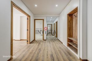 Apartamento T4 com varandas e lugares de parqueamento