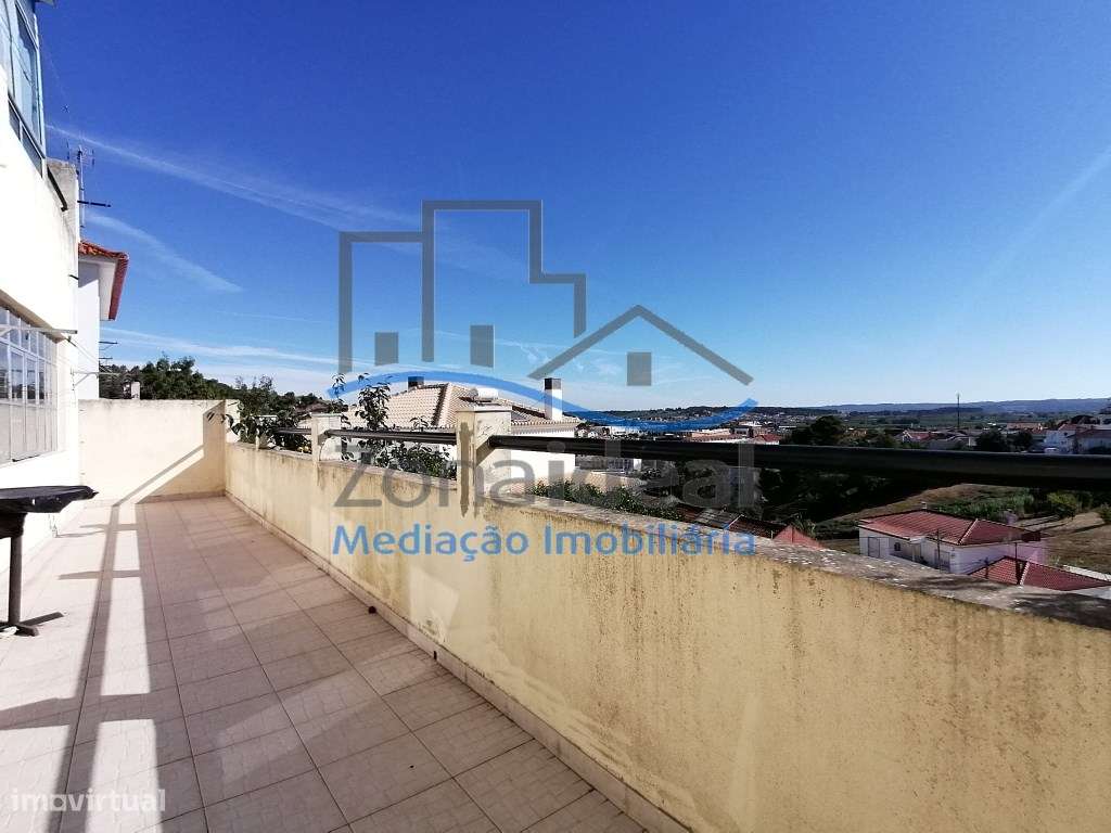 Moradia com dois pisos e logradouro, localizada em Alenquer-17