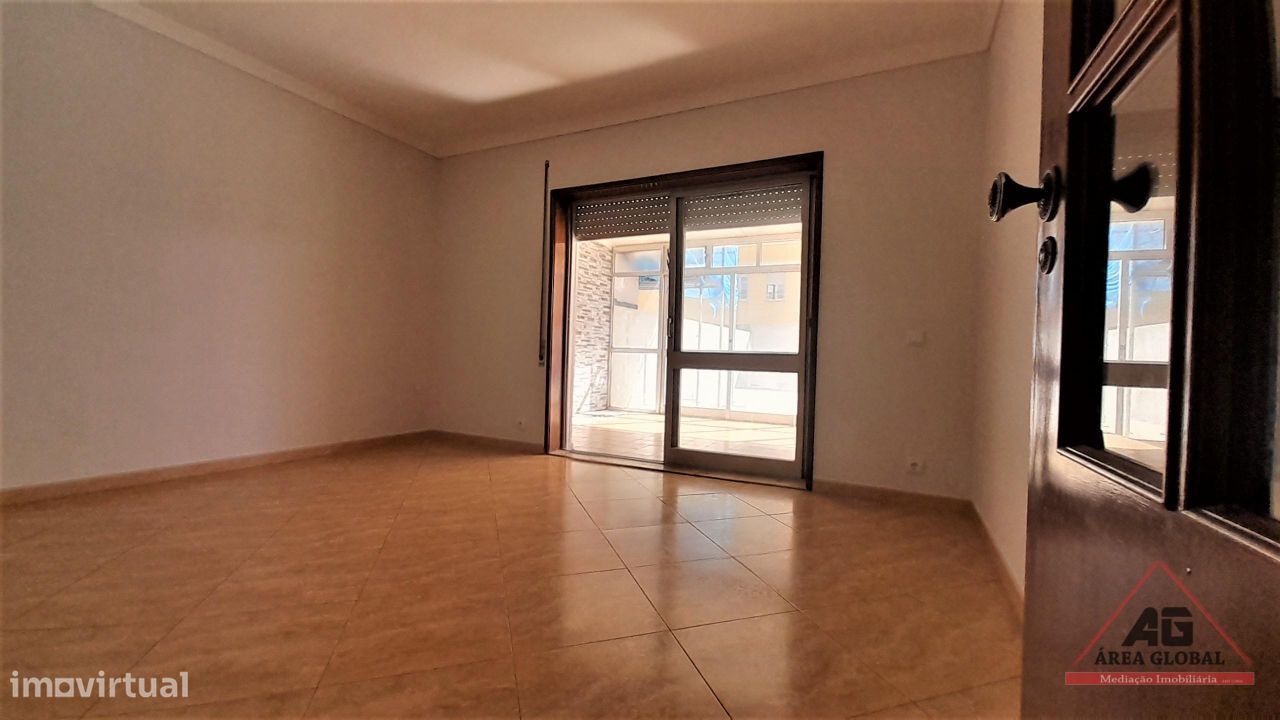 Apartamento T2+1 a 200 Metros da Praia, com Lugar de Garagem e Terraço