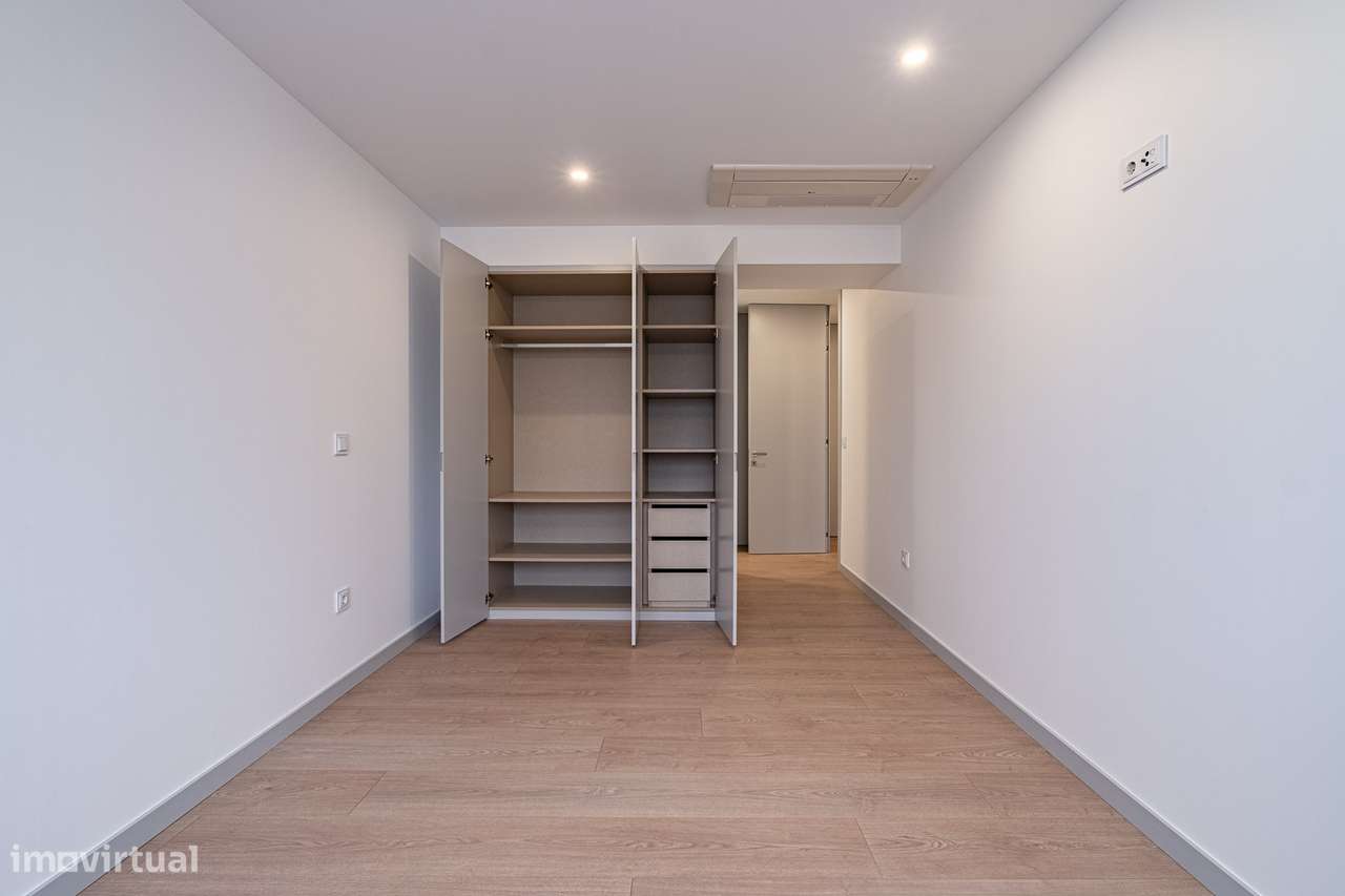 T4 amplo, 4 suites e estacionamento 4 carros – Marquês, Porto-33