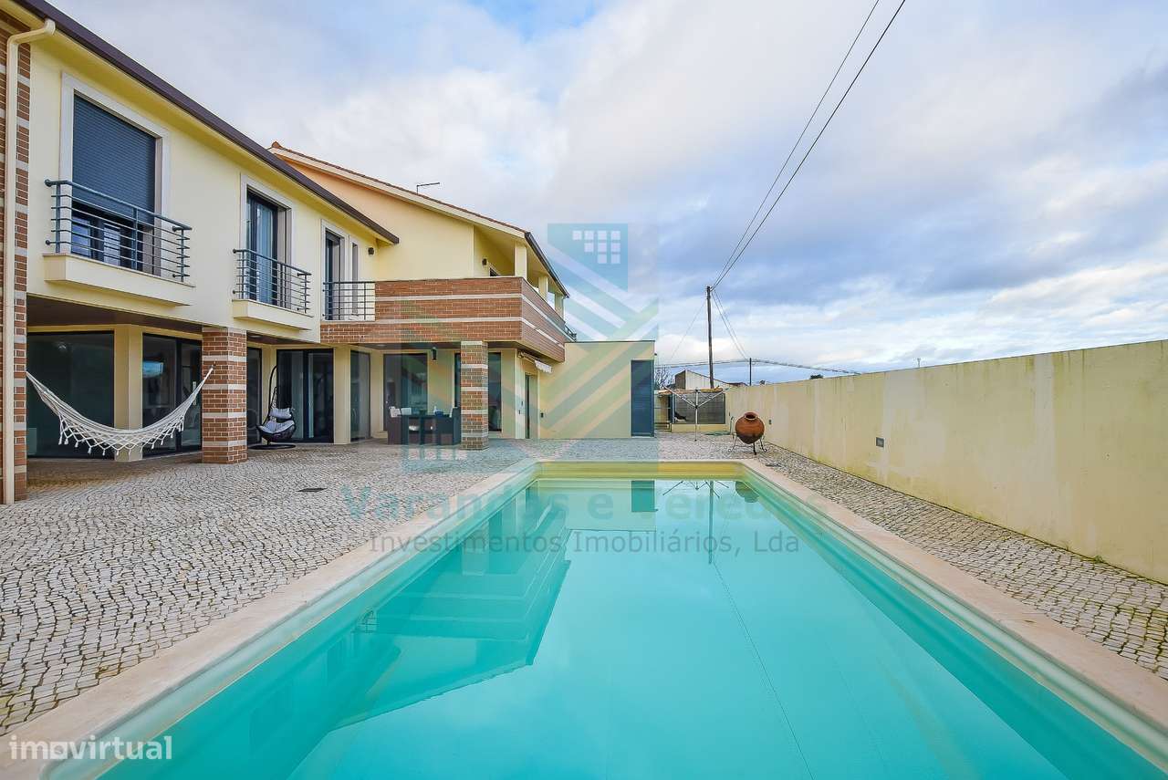 Moradia de luxo T5 com piscina e anexo-59