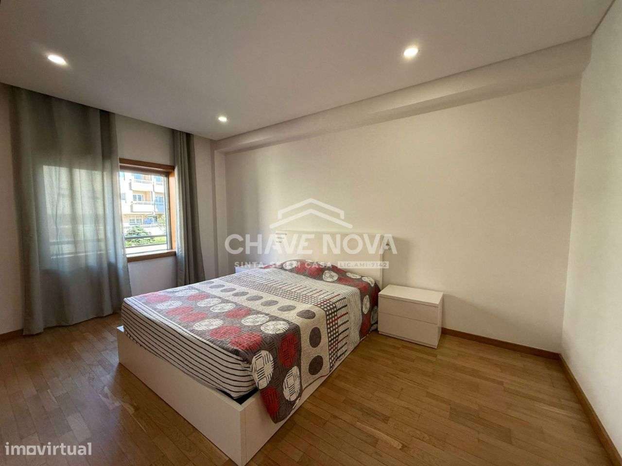 Apartamento T2+1 Renovado c/ Lugar de Garagem em Santa Marinha-9