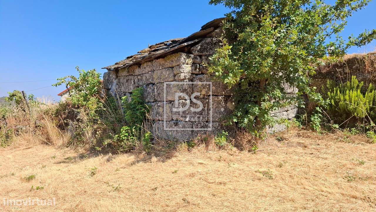 Terreno com ruínas e viabilidade de construção em aldeia típica – Murg - Grande imagem: 4/23