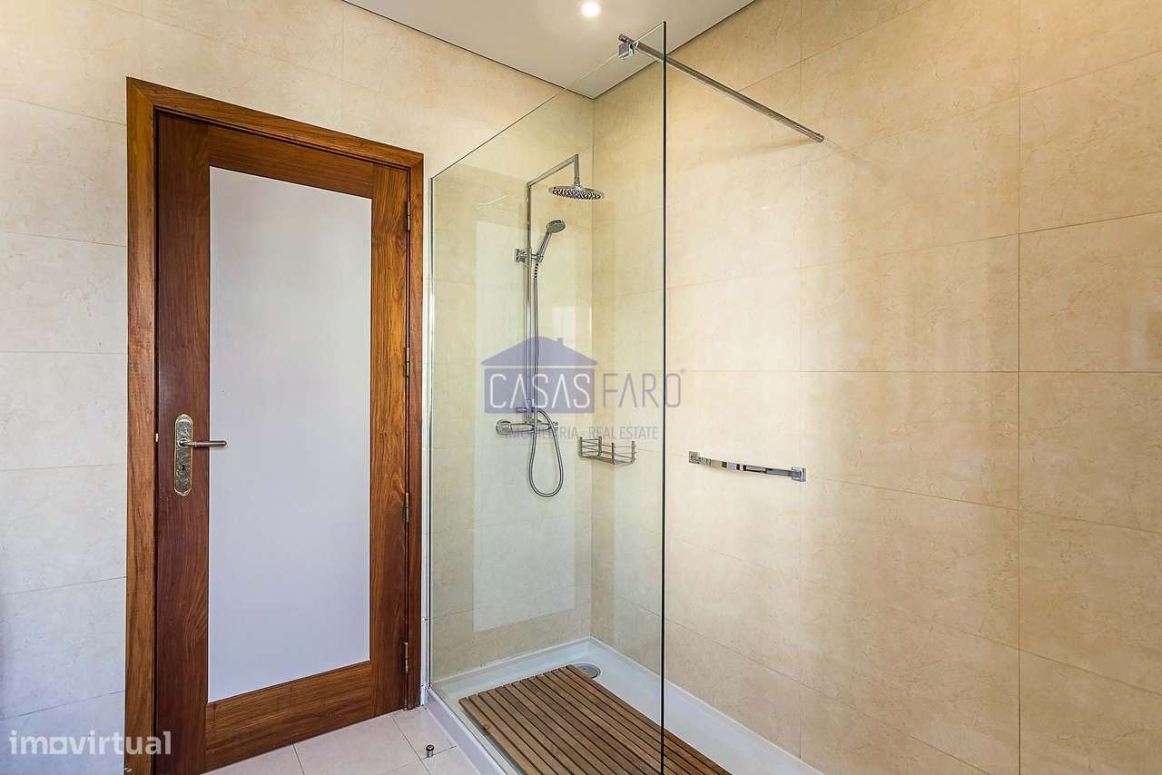 Imponente Moradia V3 de 3 pisos na zona da Avenida 5 de Outubro em Far-24