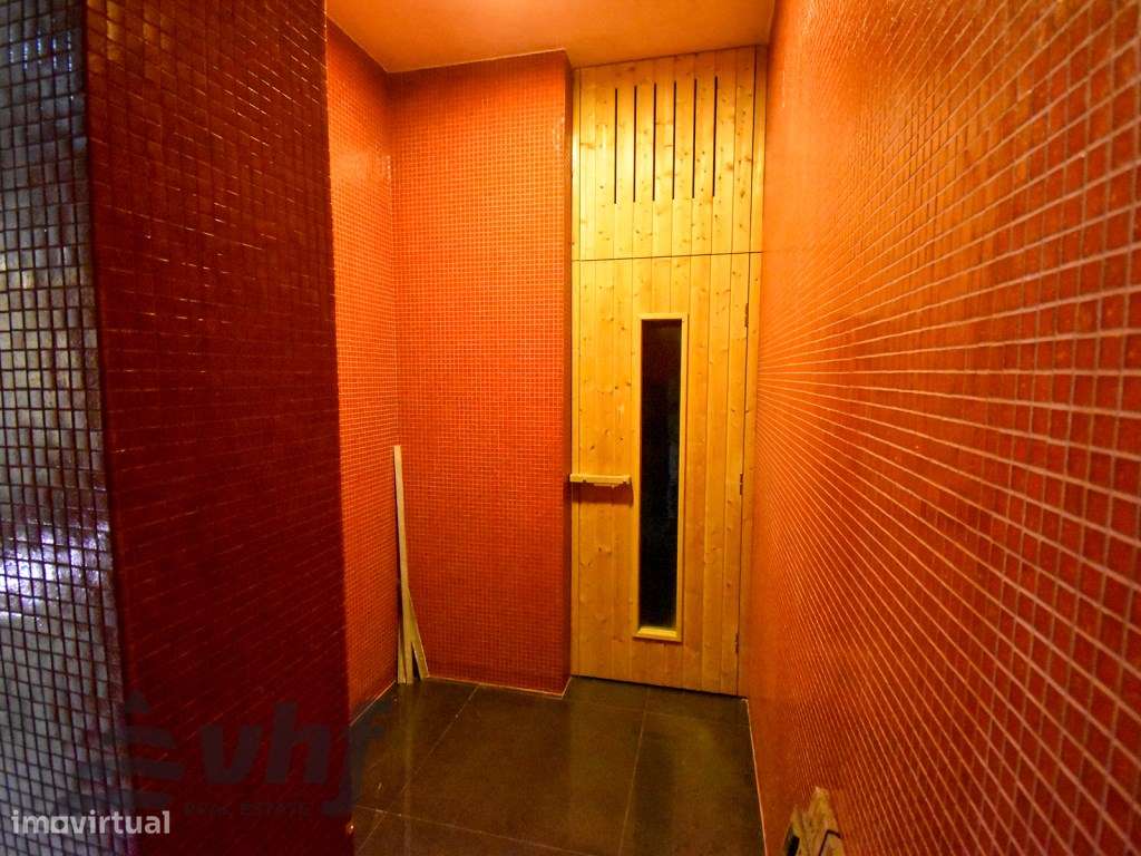 Oportunidade Única: T5 de Excelência no Condomínio Jardim das Camélias-34