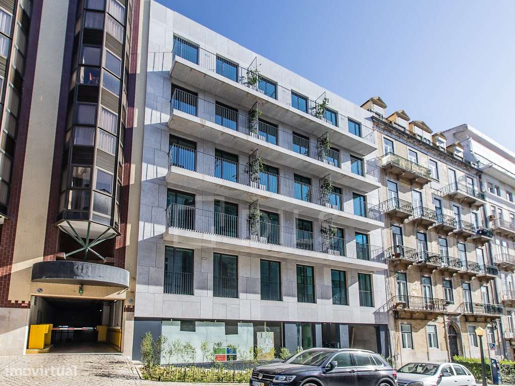 Penthouse T3 com varanda ampla e garagem privada, em Lisboa-35