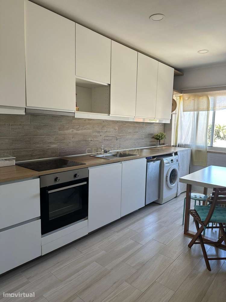 T2 Semi-Remodelado na Cova da Piedade - Excelente Localização!-16