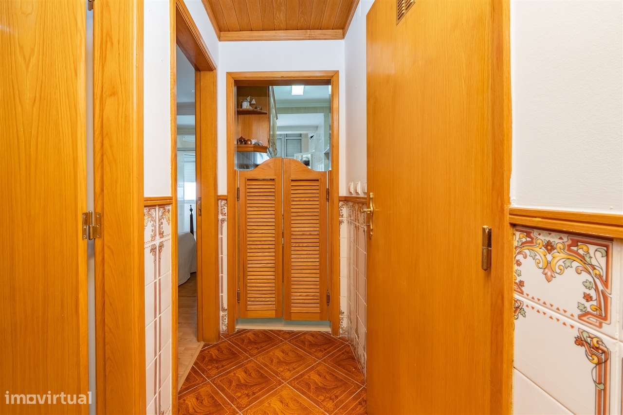 Apartamento T3 em Arroios – Charme clássico no coração de Lisboa-16