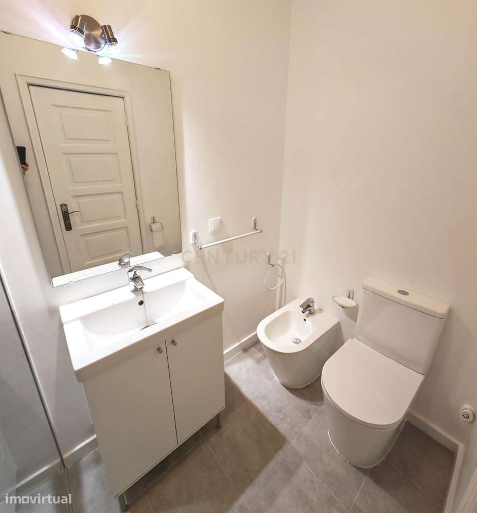 Imóvel T2 totalmente remodelado a estrear no Bairro Santos/Avenidas No-12