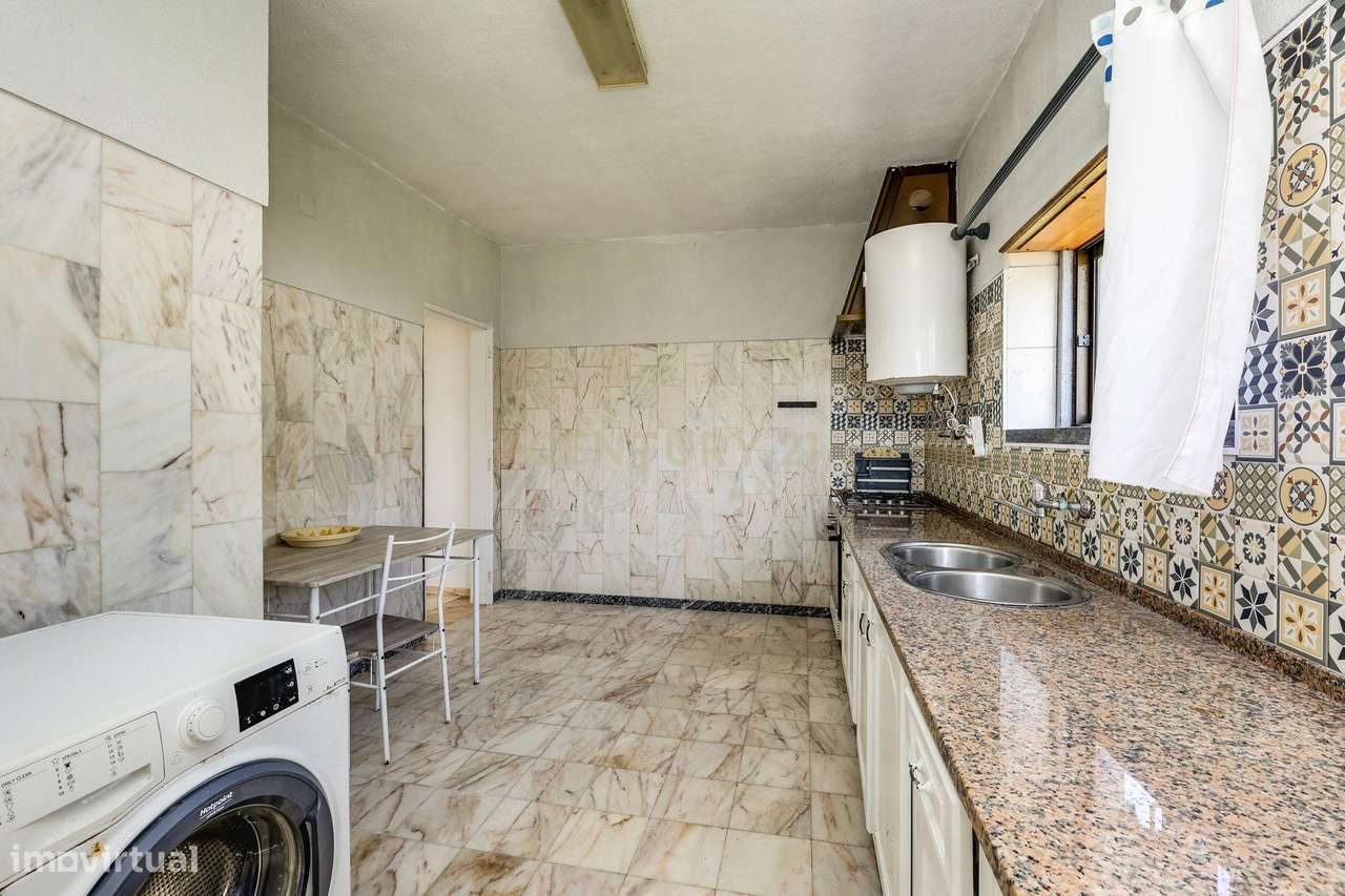 Moradia com Terreno Amplo e Vista Mar na Carvoeira-52