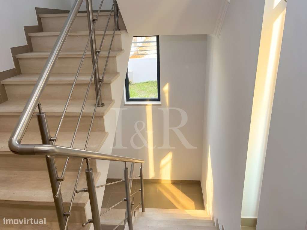Moradia T5 com varandas, jardim e garagem no Feijó, Almada-18