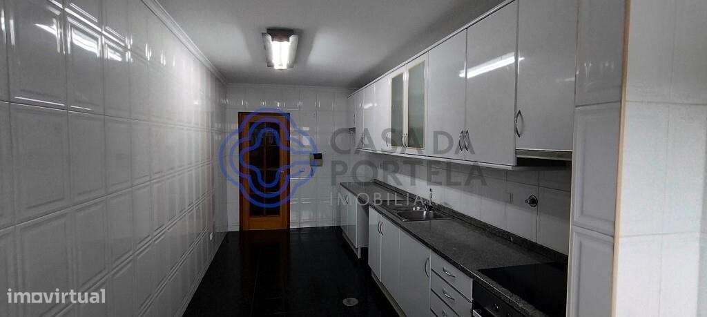 Apartamento T2 + 1, com varandas, garagem fechada, boas áreas e excele - Grande imagem: 2/16