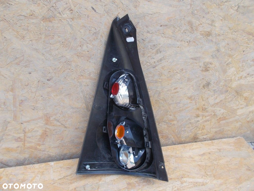 LAMPA PRAWA TYLNA PRAWY TYŁ CITROEN C1 PEUGEOT 107 - 2