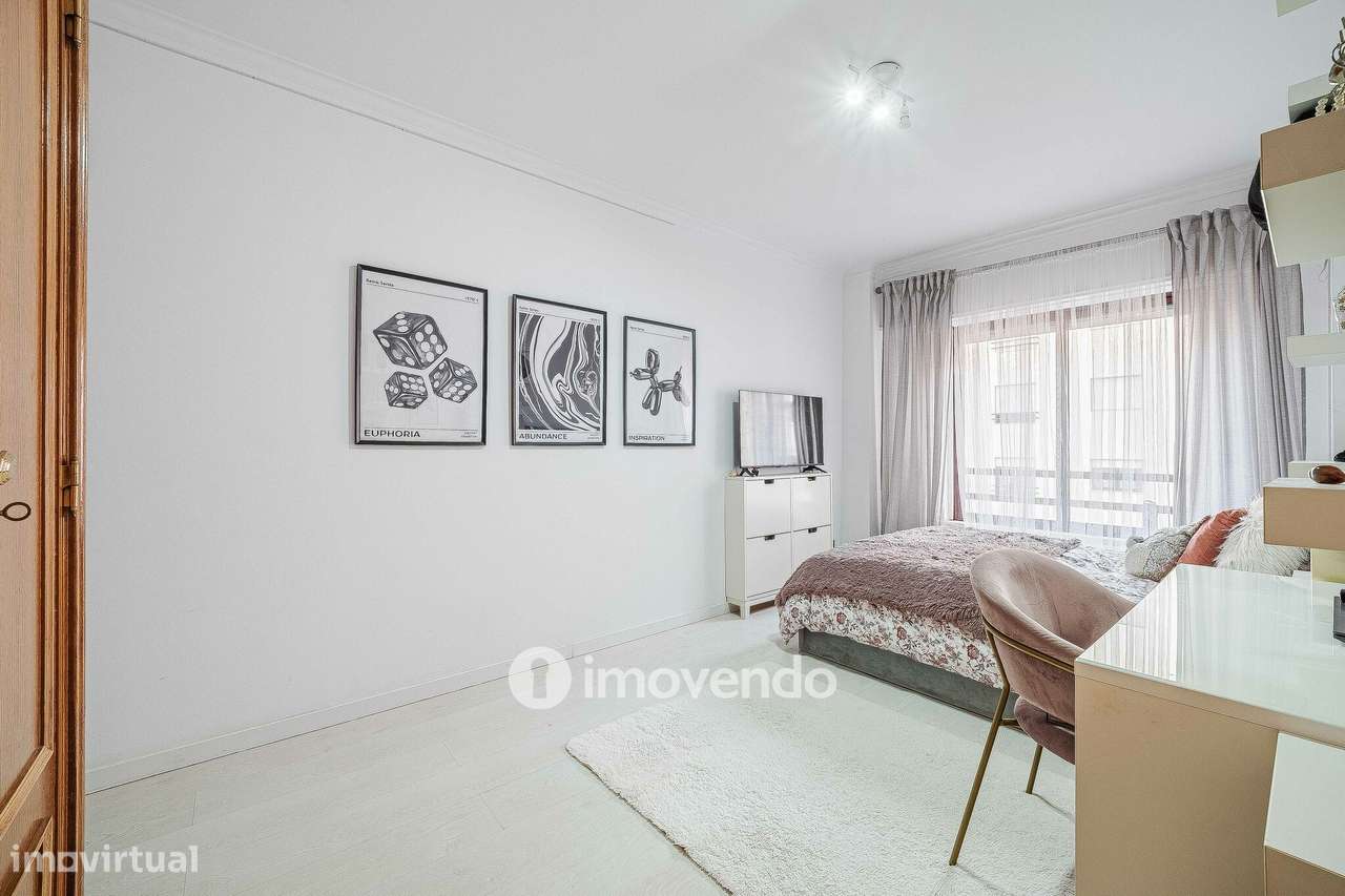 Apartamento T3, com estacionamento e arrecadação, na Ramada-36