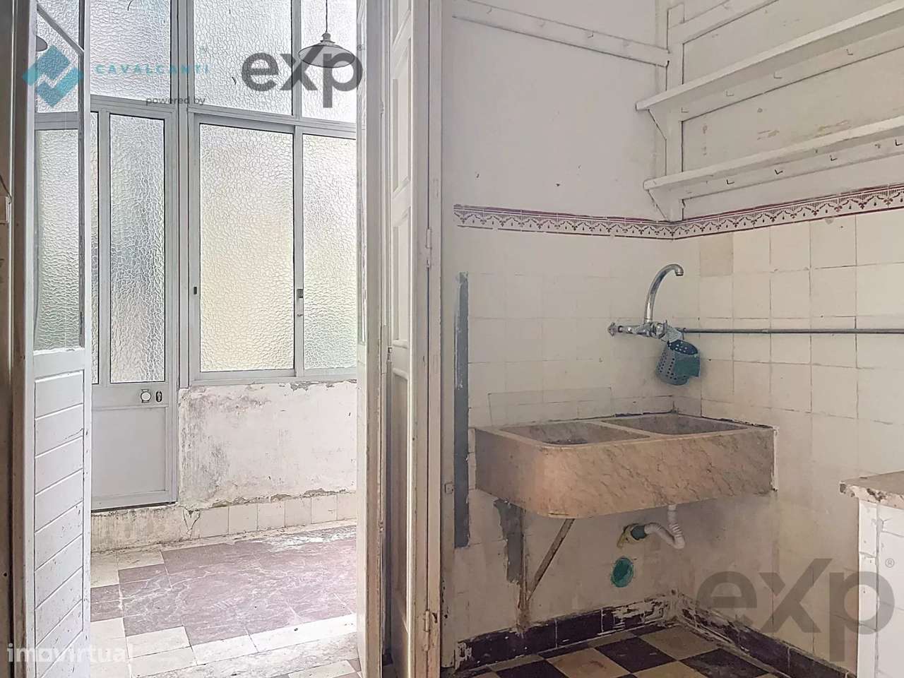 T3 com charme e logradouro Para Remodelar – Lisboa-34