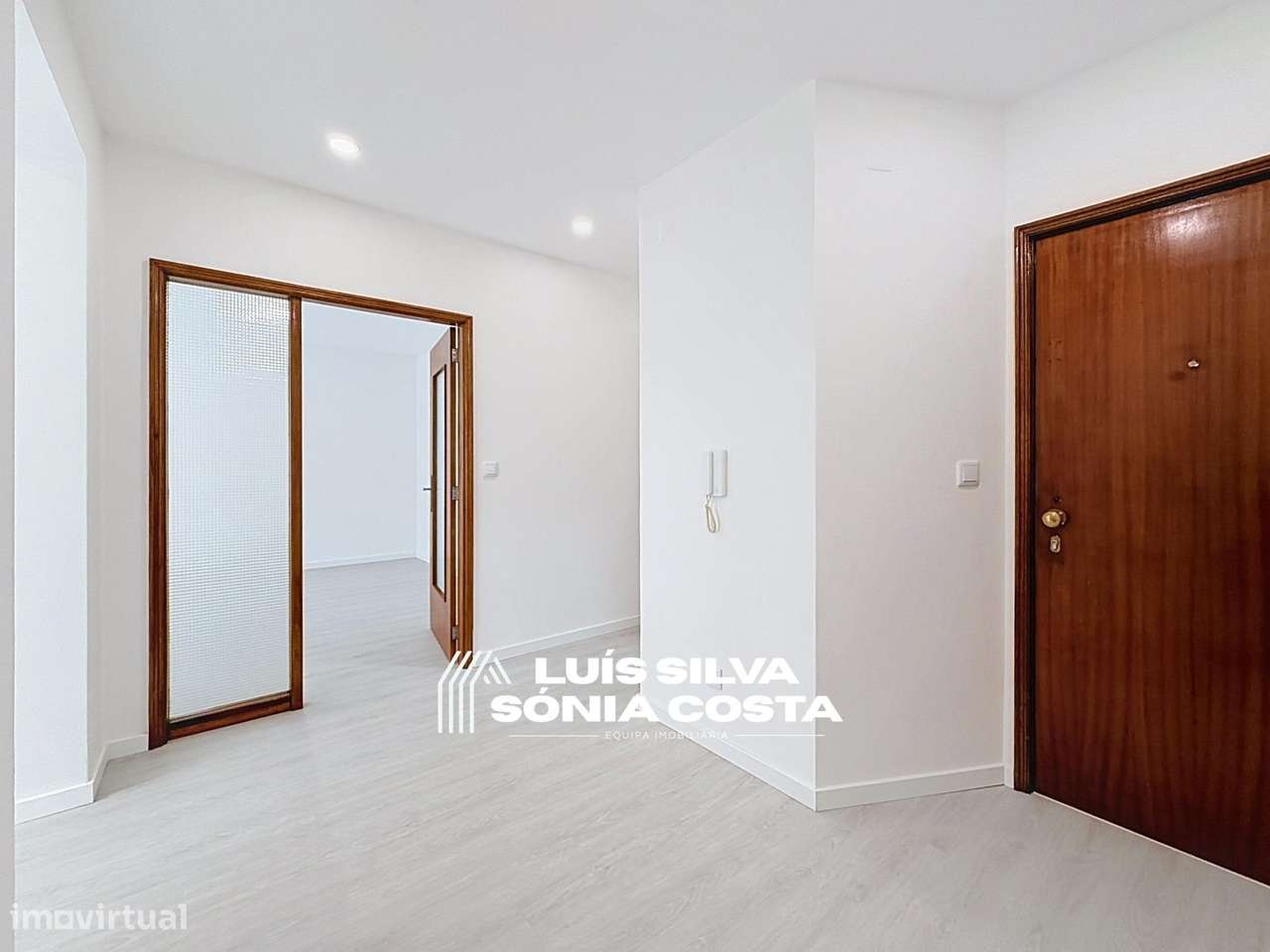 Apartamento T2 Semi-Remodelado c/ Garagem, Marquise & no Centro de...-7